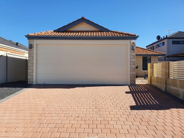 Sectional garage door Gryphon